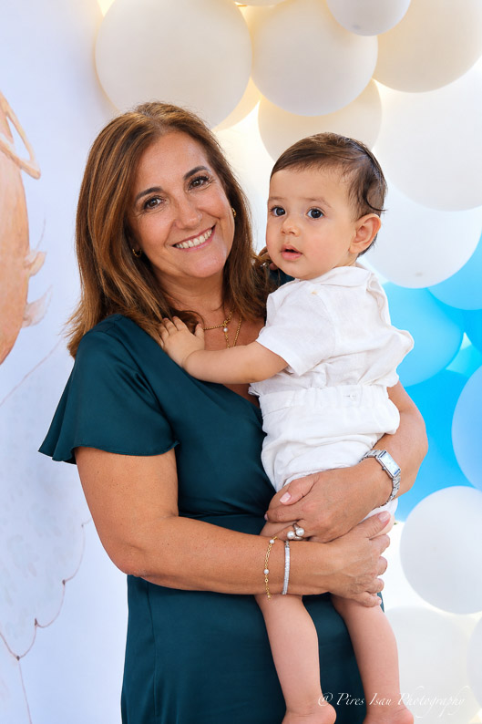 Retrato Festivo de Avó e Bebé